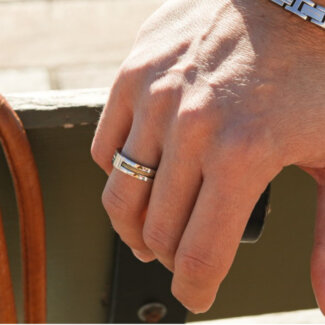 Bague-Acier-inoxydable-et-cable-Homme-ROCHET-HA2383 portée