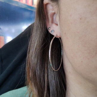 Boucles-d-oreilles-creoles-Acier-ROBBEZ-MASSON portée