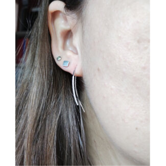 Boucles-d-oreilles-pendantes-en-or-blanc-et-oxydes-de-zirconium-ROBBEZ-MASSON portée