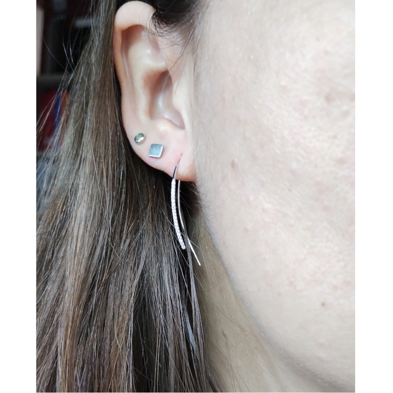 Boucles-d-oreilles-pendantes-en-or-blanc-et-oxydes-de-zirconium-ROBBEZ-MASSON-2 Boucles-d-oreilles-pendantes-en-or-blanc-et-oxydes-de-zirconium-ROBBEZ-MASSON portée