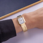 Montre-octogone-Femme-Acier-dore-inoxydable-HERBELIN-17446BP19 poignée