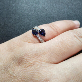 Bague Femme goutte Argent 925/1000 et Oxydes de zirconium blancs et bleus CHRISTIAN BERNARD portée