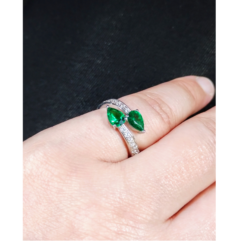 Bague-Femme-Argent-et-oxydes-blancs-et-verts-CHRISTIAN-Bernard-337961-4-portee Bague Femme goutte Argent 925/1000 et Oxydes de zirconium blancs et verts CHRISTIAN BERNARD portée