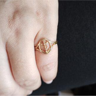 Bague portée croix camarguaise or jaune