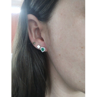 Boucles d’oreilles Cœur Femme Agent 925/1000 et Oxydes de zirconium blancs et verts CHRISTIAN BERNARD portées