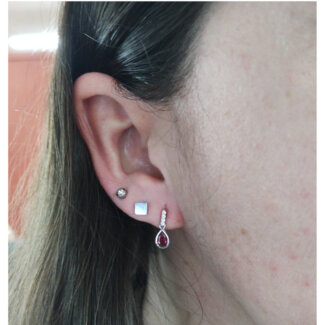 Boucles d’oreilles pendantes Femme Argent 925/1000 et Oxydes de zirconium rouges et blancs CHRISTIAN BERNARD portées