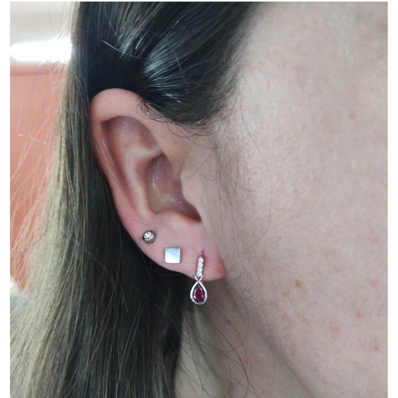 Boucles d’oreilles pendantes Femme Argent 925/1000 et Oxydes de zirconium rouges et blancs CHRISTIAN BERNARD portées