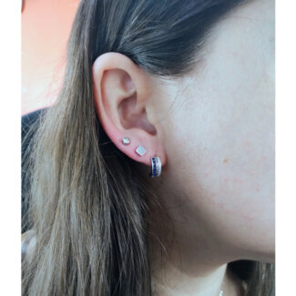 Boucles d’oreilles demi créoles Femme Argent 925/1000 et Oxydes de zirconium bleus et blancs CHRISTIAN BERNARD portées