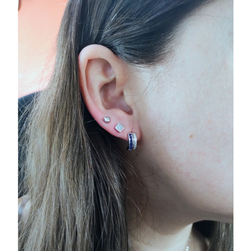 Boucles-d-oreilles-demi-creoles-Femme-argent-oxydes-bleus-et-blanc-christian-bernard-335054-2-portees Boucles d’oreilles demi créoles Femme Argent 925/1000 et Oxydes de zirconium bleus et blancs CHRISTIAN BERNARD portées