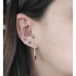 Boucles d’oreilles pendantes Femme Argent 925/1000 et Oxydes de zirconium rouge et blancs CHRISTIAN BERNARD portée
