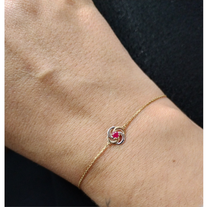 Bracelet-Femme-Or-jaune-rhodium-et-Rubis-robbez-masson-4-7065-R3-porte Bracelet Femme Or jaune 750/1000, Rhodium et Rubis ROBBEZ MASSON porté