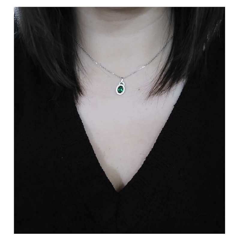 Collier Femme Argent 925/1000 et Oxydes de zirconium vert et blancs CHRISTIAN BERNARD porté