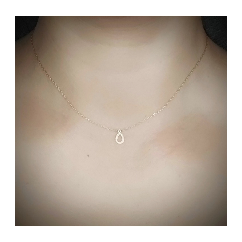 Collier-Femme-Or-jaune-750-robbez-masson-3-7297-00-porte Collier goutte Femme Or jaune 750/1000 ROBBEZ MASSON porté
