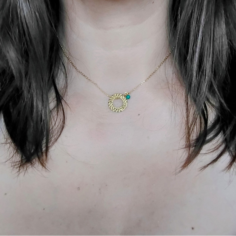 Collier-Femme-Plaque-Or-et-Turquoise-MURAT-102009-porte Collier Femme Plaqué Or et Turquoise MURAT porté
