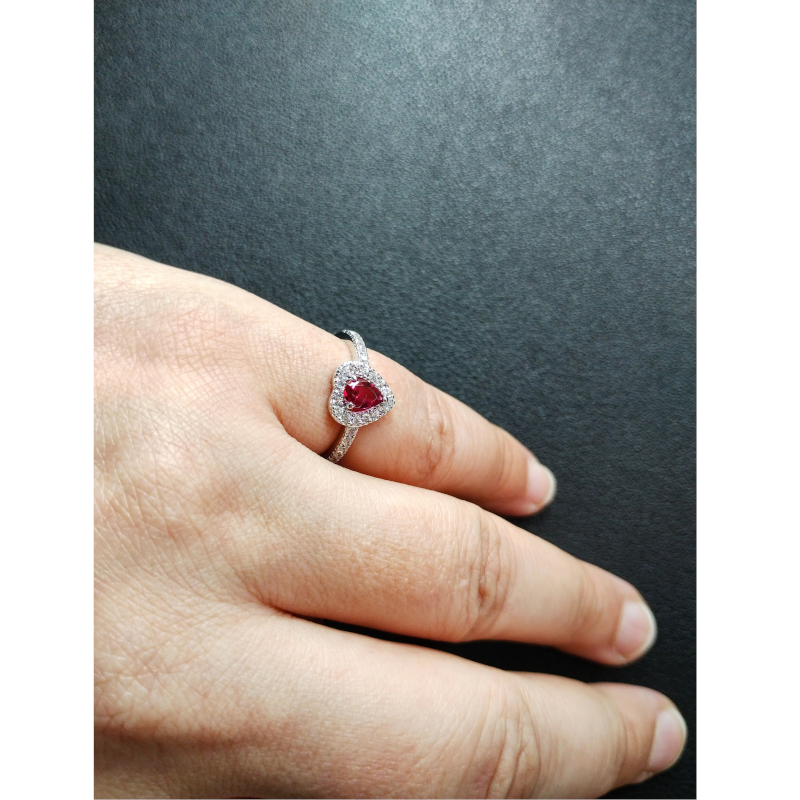 bague-coeur-femme-argent-xydes-rouge-blanc-christian-bernard-337967-3-portee Bague Cœur Femme Argent 925/1000 et Oxydes de zirconium rouge et blancs CHRISTIAN BERNARD portée