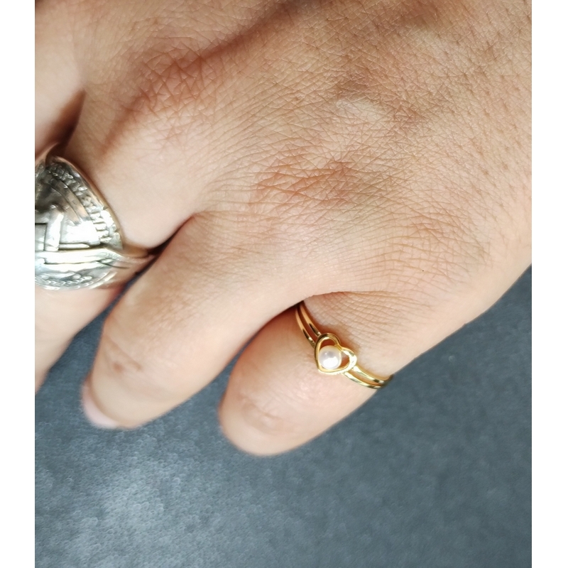 bague-coeur-femme-or-jaune-750-perle-de-culture-robbez-masson-G9477J-portee Bague Femme Cœur Or jaune 750/1000 et Perle de culture ROBBEZ MASSON portée