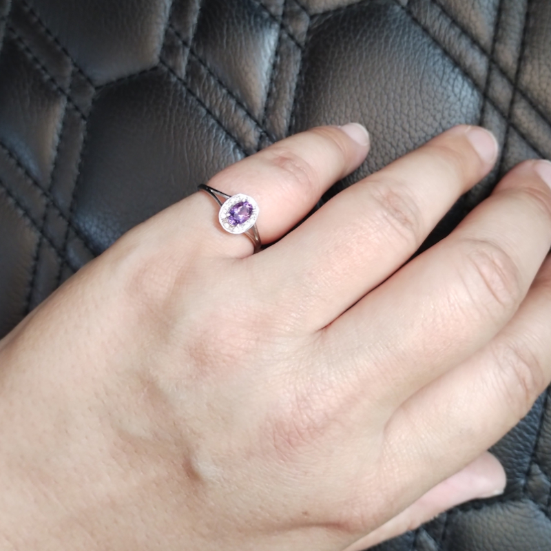 bague-femme-or-blanc-750-amethyste-oxydes-robbez-masson-1-7165-A1-portee bague-femme-or-blanc-750-amethyste-oxydes-robbez-masson-1-7165-A1-portee