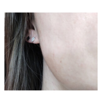 Boucles d’oreilles Femme Or blanc 750/1000 et Oxydes de zirconium ROBBEZ MASSON portées
