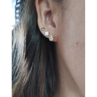 Boucles d'oreilles clou Femme Plaqué Or et Oxydes MURAT portées