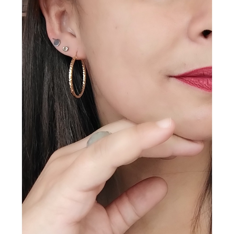 boucles-oreilles-creoles-femme-or-jaune-750-facettee-robbez-masson-3631-portees Boucles d’oreilles créoles facettée Femme Or jaune 750/1000 ROBBEZ MASSON portée