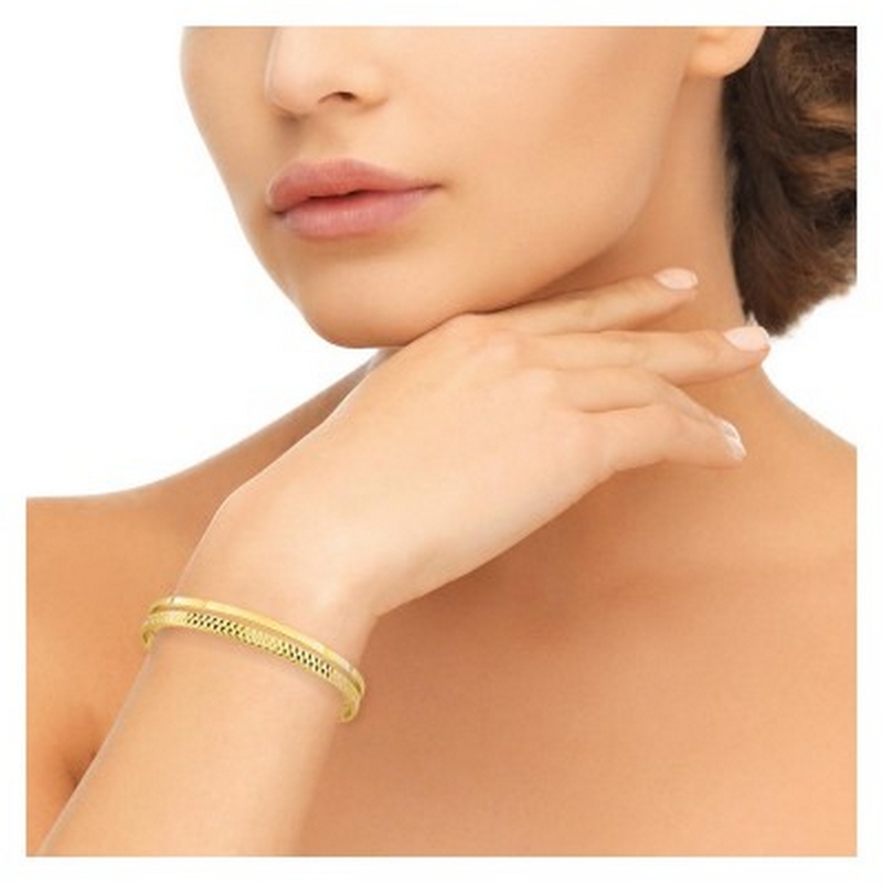 bracelet-jonc-femme-plaque-or-murat-103002-porte