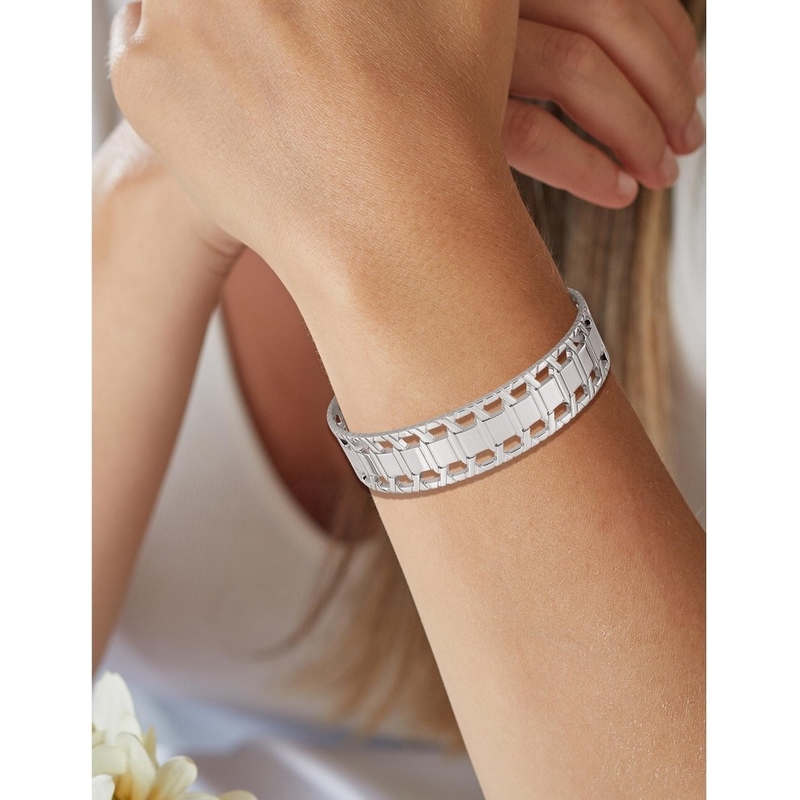 bracelet-jonc-manchette-femme-argent-murat-303252-porte Bracelet jonc manchette Femme Argent 925/1000 MURAT porté