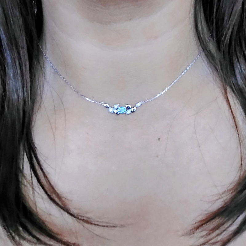 Collier Femme Or blanc 750/1000, Topaze et Oxydes de zirconium ROBBEZ MASSON porté