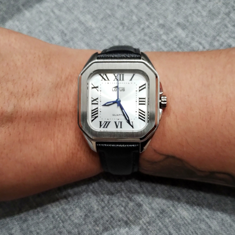 Montre Femme carrée LOTUS cuir noir et Acier inoxydable 18968/1 portée