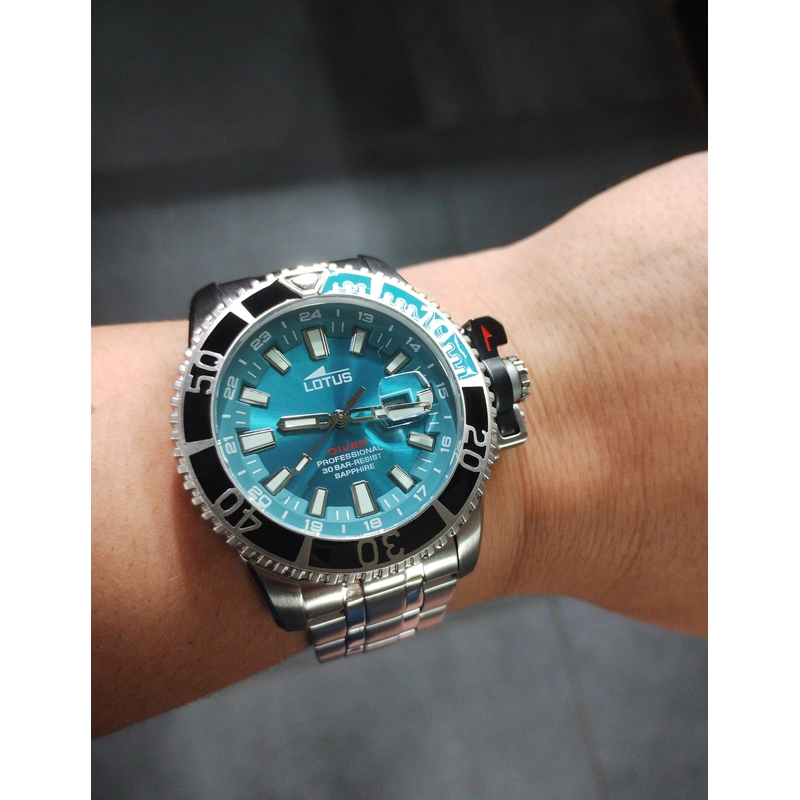 montre-etanche-homme-lotus-acier-inoxydable-18938-1-portee Coffret montre étanche LOTUS Homme Acier inoxydable et bracelet silicone bleu interchangeable 18938/1 portée