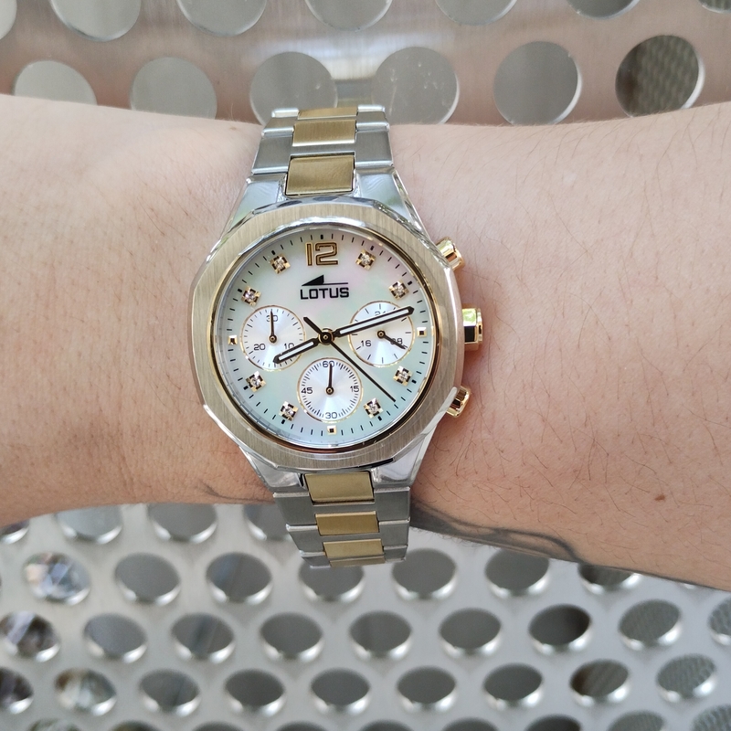 Montre Femme bicolore Acier inoxydable LOTUS 18870/1 portée