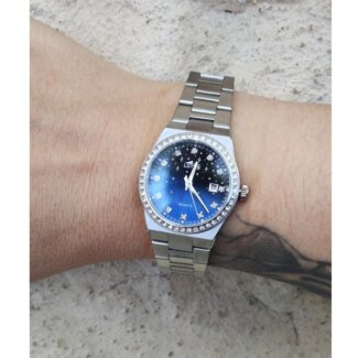 Montre Femme bleue Acier inoxydable et Oxydes de zirconium LOTUS 18885/3 portée