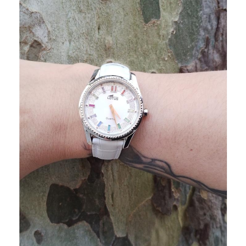Montre Femme cuir blanc et Acier inoxydable LOTUS 18899/1 portée