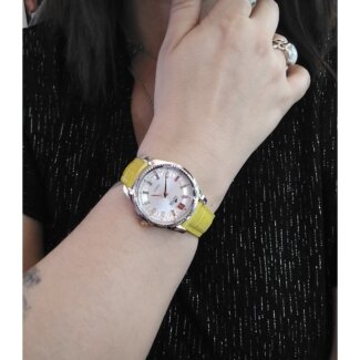 Montre Femme cuir jaune et Acier inoxydable LOTUS 18899/2 portée