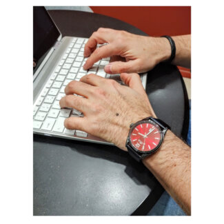 Montre Homme cadran rouge, cuir marron foncé et Acier inoxydable LOTUS 18685/5 portée
