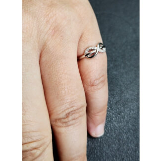 Bague Femme Infini Or blanc et Diamants ROBBEZ MASSON portée