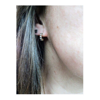 Boucles d’oreilles demi créoles Femme Or jaune 750/1000 et Diamants ROBBEZ MASSON portées