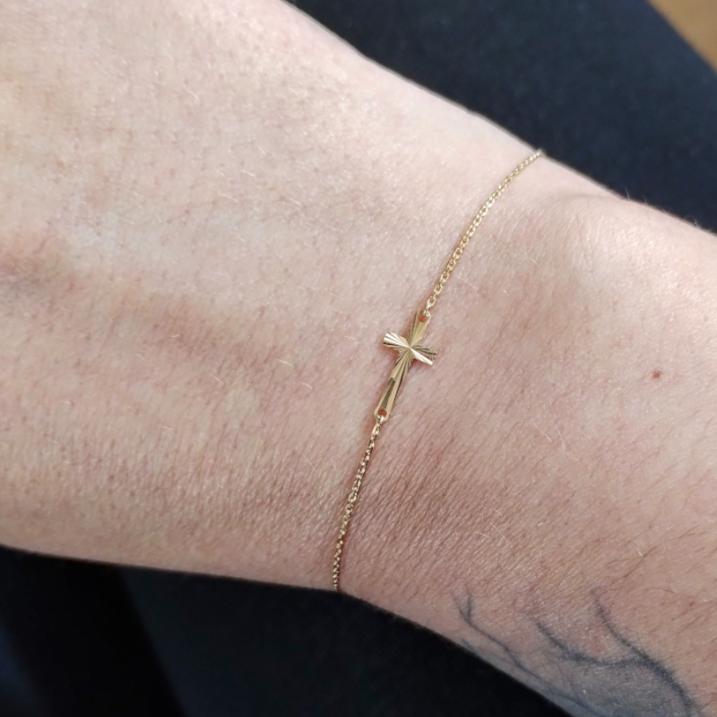 Bracelet Croix Or jaune 750/1000 ROBBEZ MASSON, porté