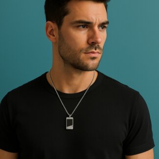 Collier Homme plaque Acier inoxydable et Carbone ROBBEZ MASSON porté