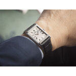 Montre Art Déco rectangulaire Homme cuir noir et Acier inoxydable HERBELIN 17468AP08 porté