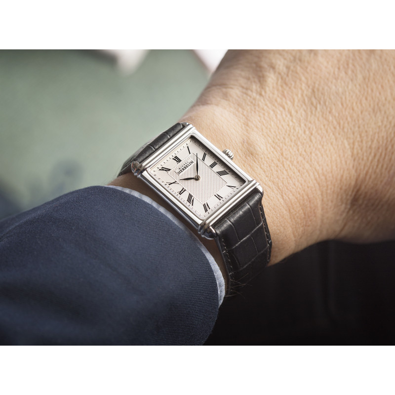 Montre-Art-Deco-Homme-cuir-noir-et-Acier-inoxydable-HERBELIN-17468AP08-portée Montre Art Déco rectangulaire Homme cuir noir et Acier inoxydable HERBELIN 17468AP08 porté