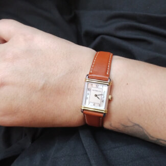 Montre Femme Art déco cuir marron et Acier inoxydable bicolore HERBELIN 17478T22GD portée