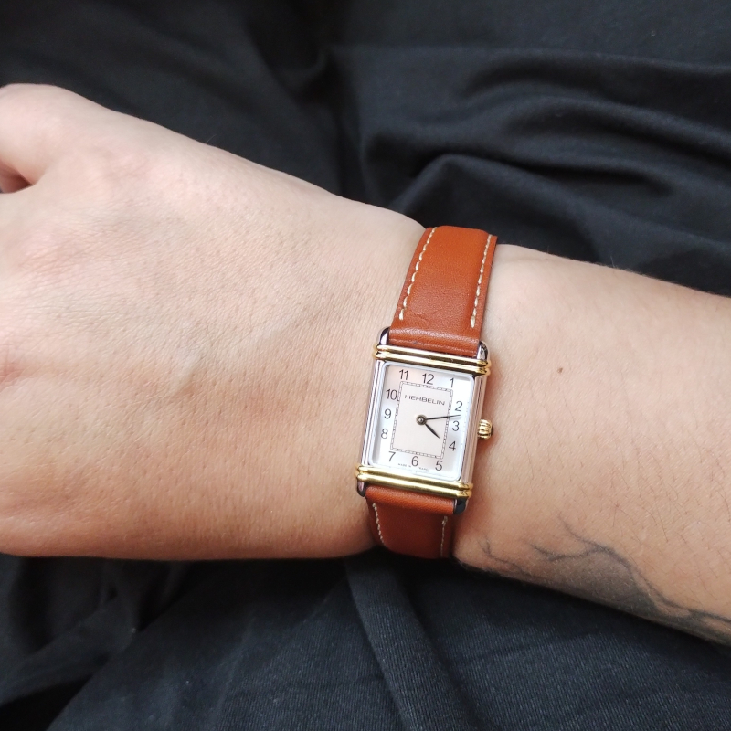 Montre Femme Art déco cuir marron et Acier inoxydable bicolore HERBELIN 17478T22GD portée