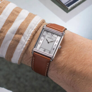 Montre Art Déco rectangulaire Homme cuir marron et Acier inoxydable HERBELIN 17468AP22GD portée