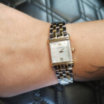 Montre Art déco Femme rectangulaire Acier inoxydable bicolore et Oxydes de zirconium HERBELIN 17478BT59 porté