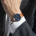 Montre Homme City HERBELIN, Acier inoxydable et Cuir marron 19515AP15GD portée