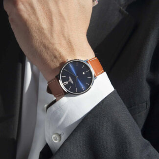 Montre Homme City HERBELIN, Acier inoxydable et Cuir marron 19515AP15GD portée