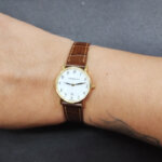 Montre Femme Classique cuir marron et Acier inoxydable doré HERBELIN 16845P28MA porté