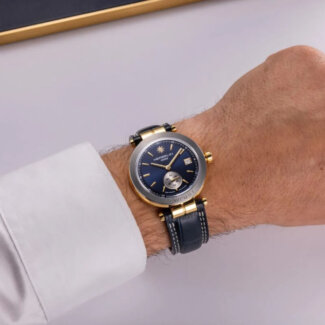 Montre EDITION LIMITEE Homme NEWPORT Héritage Mécanique HERBELIN, Acier inoxydable bicolore et cuir bleu 1956T35 portée