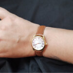Montre Femme Equinoxe HERBELIN, Acier inoxydable doré et Cuir marron 17497P08GD portée
