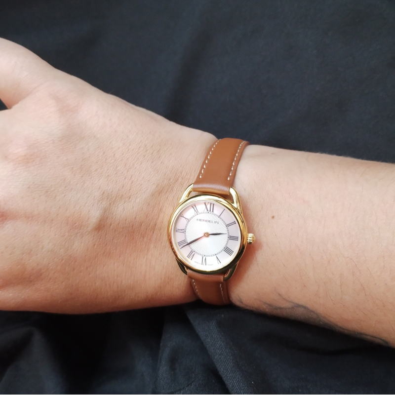 Montre-Equinoxe-Femme-cuir-marron-et-Acier-inoxydable-doré-HERBELIN-17497P08GD-portée Montre Femme Equinoxe HERBELIN, Acier inoxydable doré et Cuir marron 17497P08GD portée